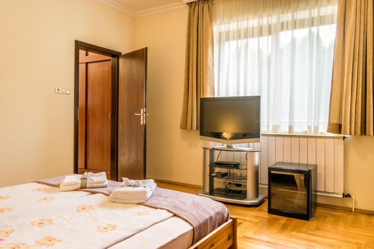 Mikes Vendeghaz Hotel บาลาตอนฟือเรด ภายนอก รูปภาพ